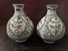 2 antiek ogende Chinese peervaasjes (16cm)