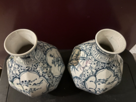 2 antiek ogende Chinese peervaasjes (16cm)