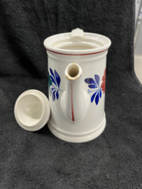Koffiepot met drie ringen (scheurtje in bodem en tuitje iets beschadigd)