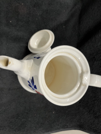 Koffiepot met drie ringen (scheurtje in bodem en tuitje iets beschadigd)