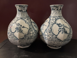 2 antiek ogende Chinese peervaasjes (16cm)