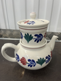 Theepot twee ringen Inc filter , beetje verkleurd verder in prima staat , Antiek