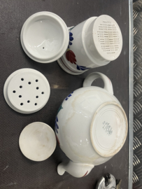 Theepot twee ringen Inc filter , beetje verkleurd verder in prima staat , Antiek