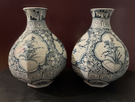 2 antiek ogende Chinese peervaasjes (16cm)