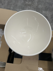 Grote kom op voet , doorsnede 22,5cm hoogte 12,5cm