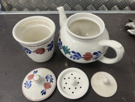 Theepot twee ringen Inc filter , beetje verkleurd verder in prima staat , Antiek