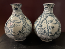 2 antiek ogende Chinese peervaasjes (16cm)