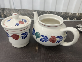 Theepot twee ringen Inc filter , beetje verkleurd verder in prima staat , Antiek