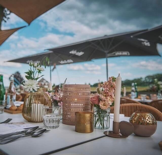 Zo organiseer je een onvergetelijk 21-diner: thema's, tafeldecoratie en sfeer