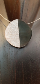 Ketting van metaal met een schelp hanger