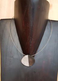 Ketting van metaal met een schelp hanger