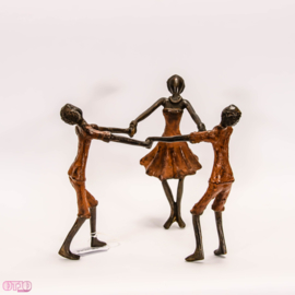 Drie bronzen spelende kinderen