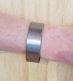 Armband van geborsteld aluminium