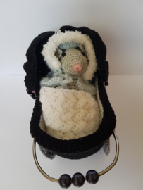 Baby muisje in wagen