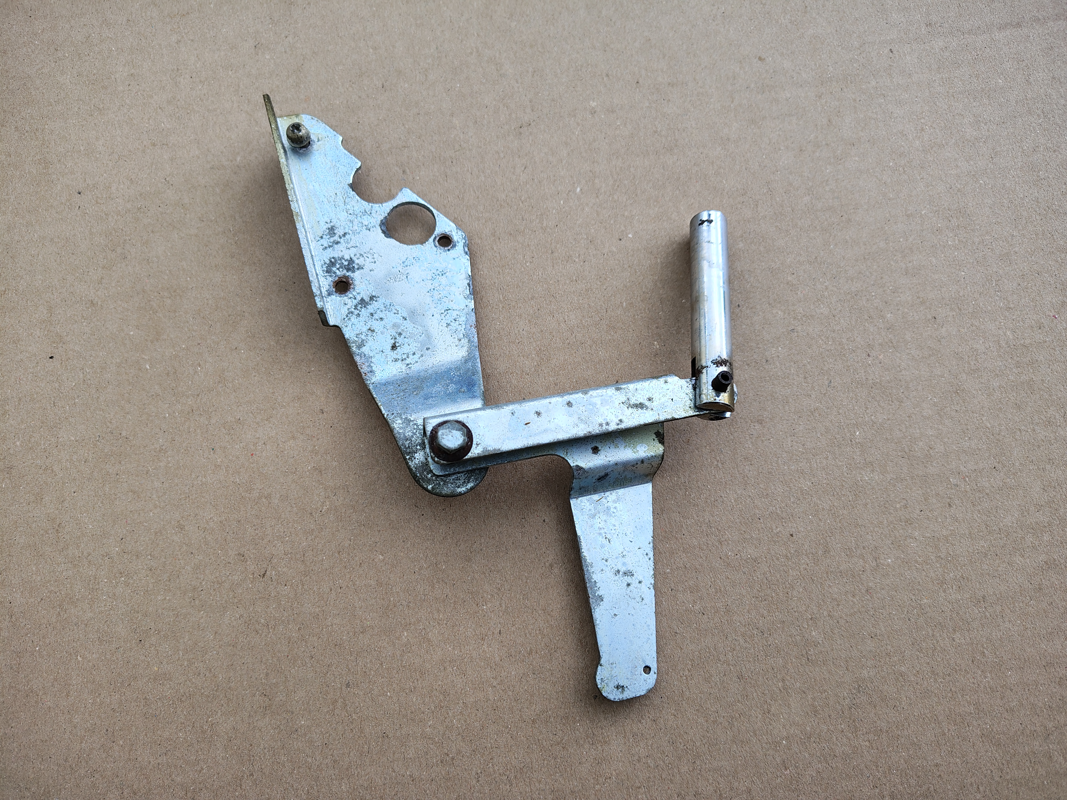 Coin Return Button/ Bracket (Rock-ola 418S/ Rhapsody (1964)