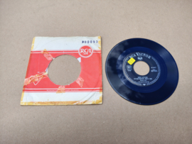 7" Single: Charlie Rich - She Loved Everybody But Me (1963)