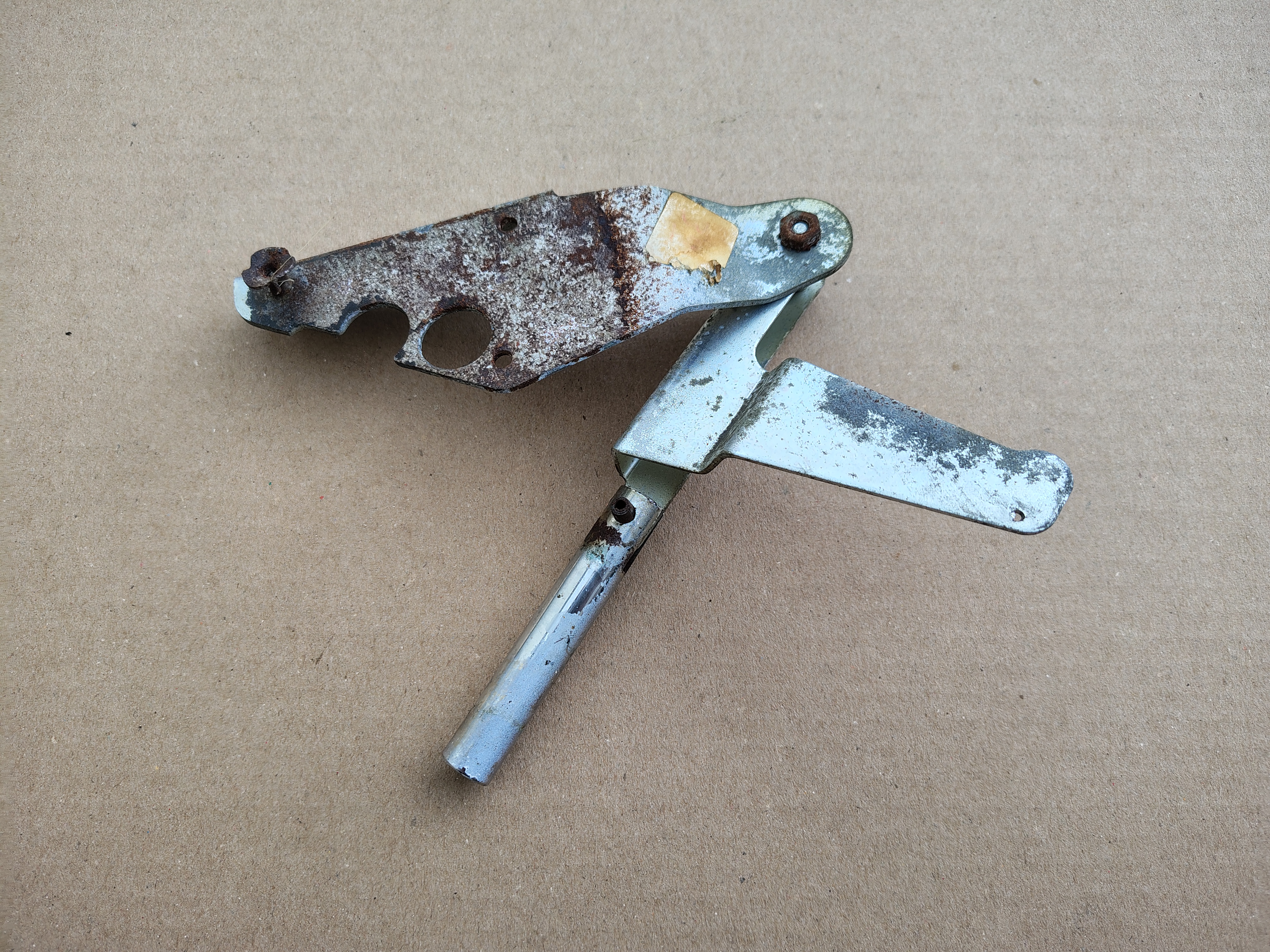 Coin Return Button/ Bracket (Rock-ola 418S/ Rhapsody (1964)