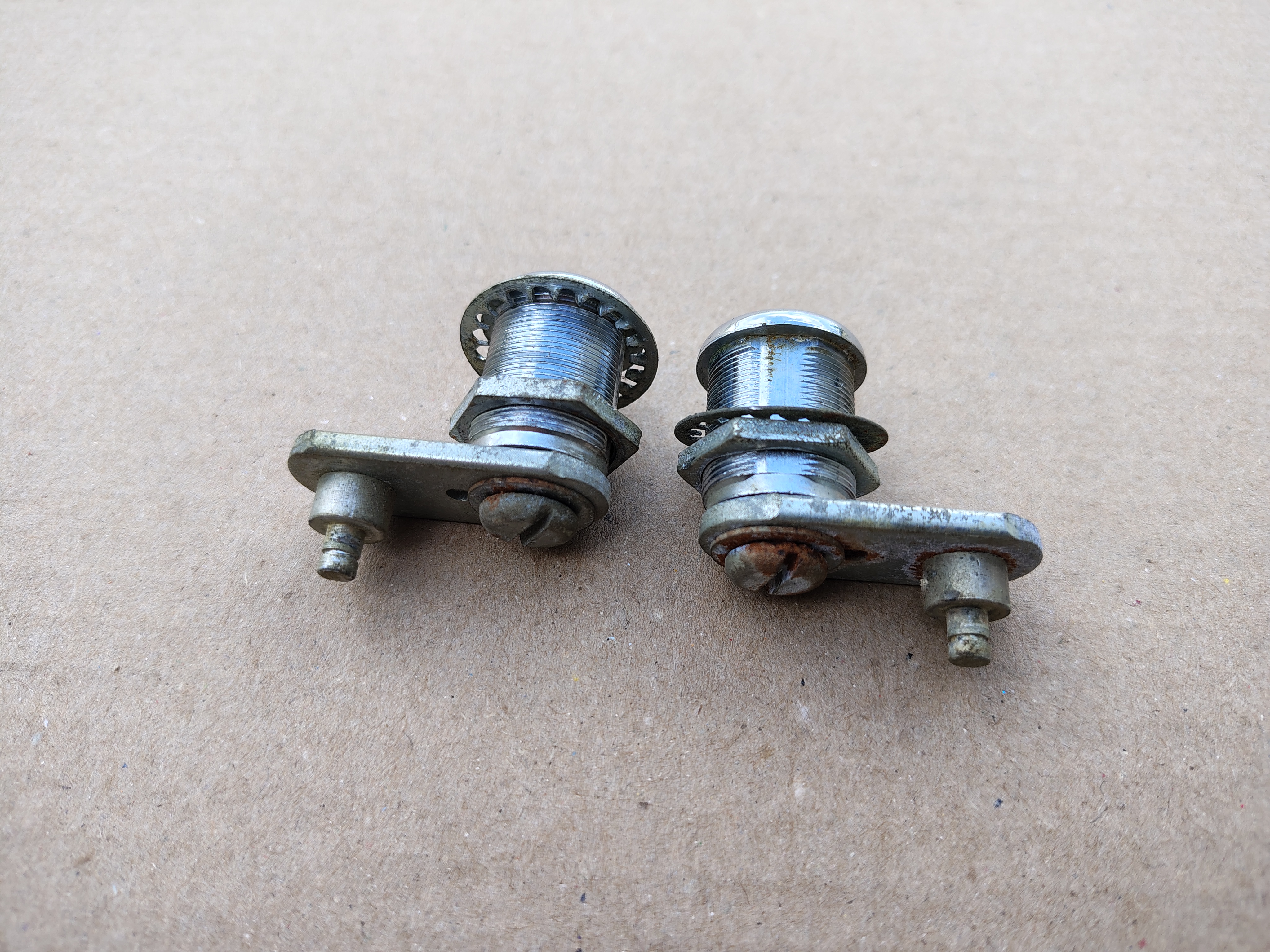 2x Lock/ LH- RH (Seeburg Showcase)