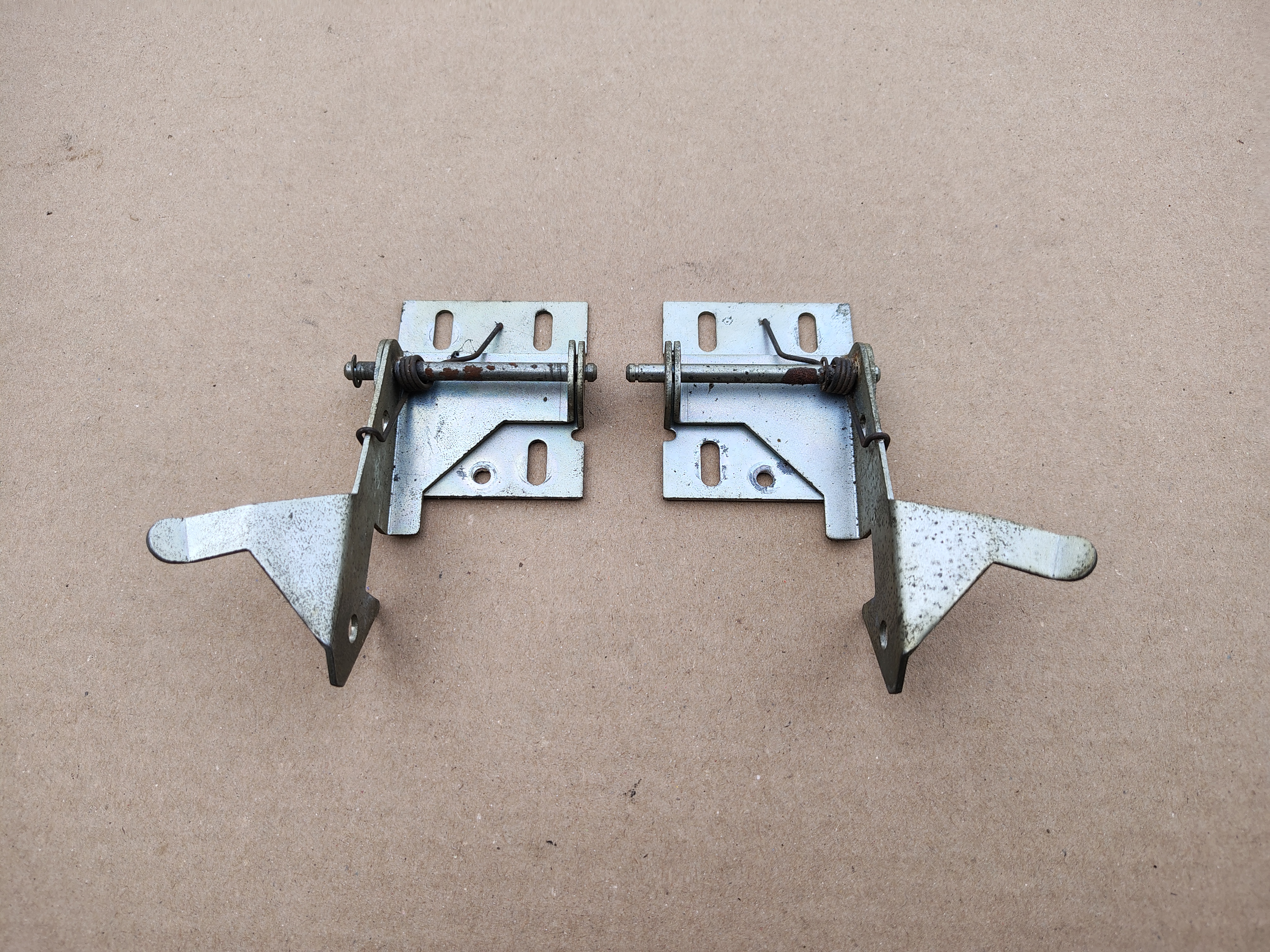 Front Door/ Clips/ LH-RH (Rowe-AMi /MM)