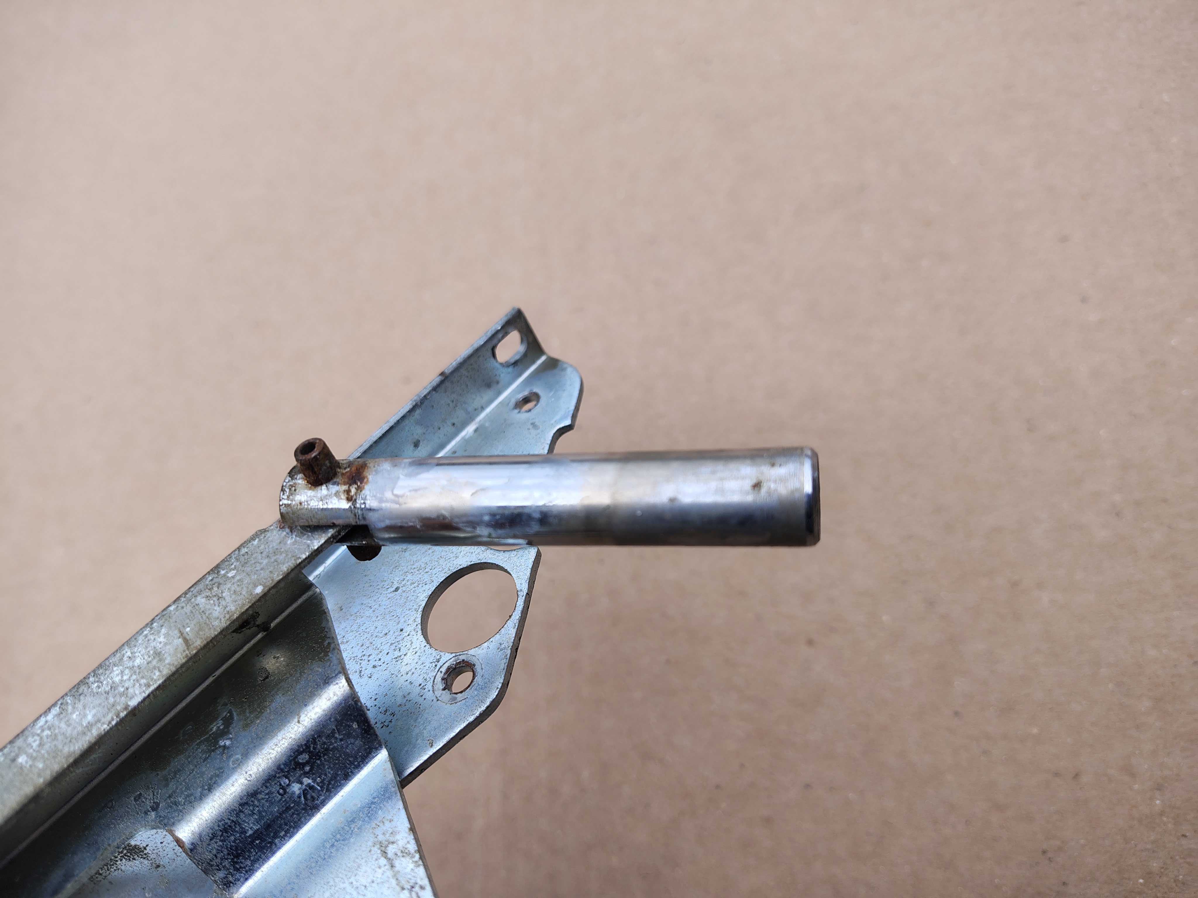 Coin Return Button/ Bracket (Rock-ola 414/ Capri II (1964)