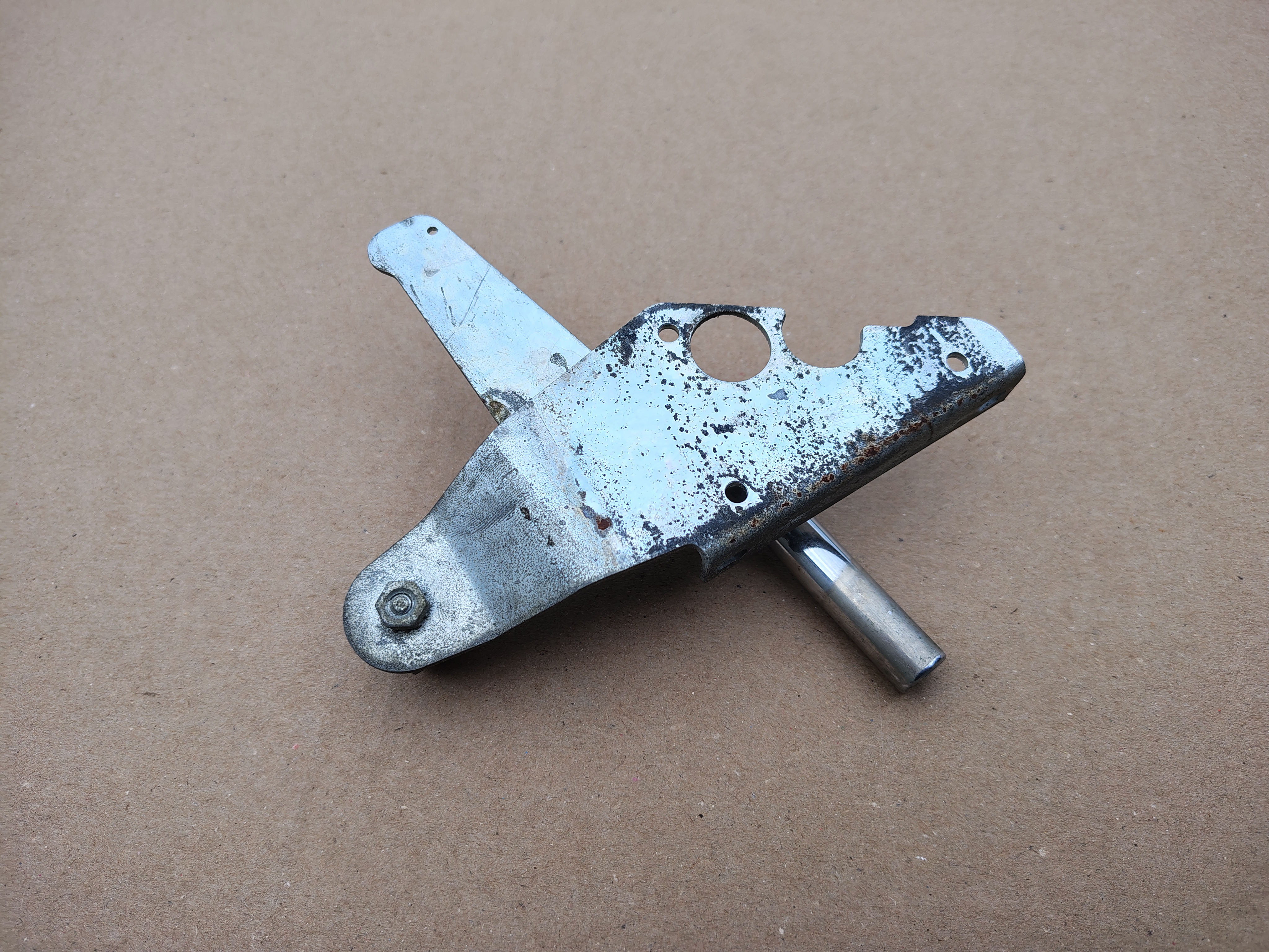 Coin Return Button/ Bracket (Rock-ola 414/ Capri II (1964)