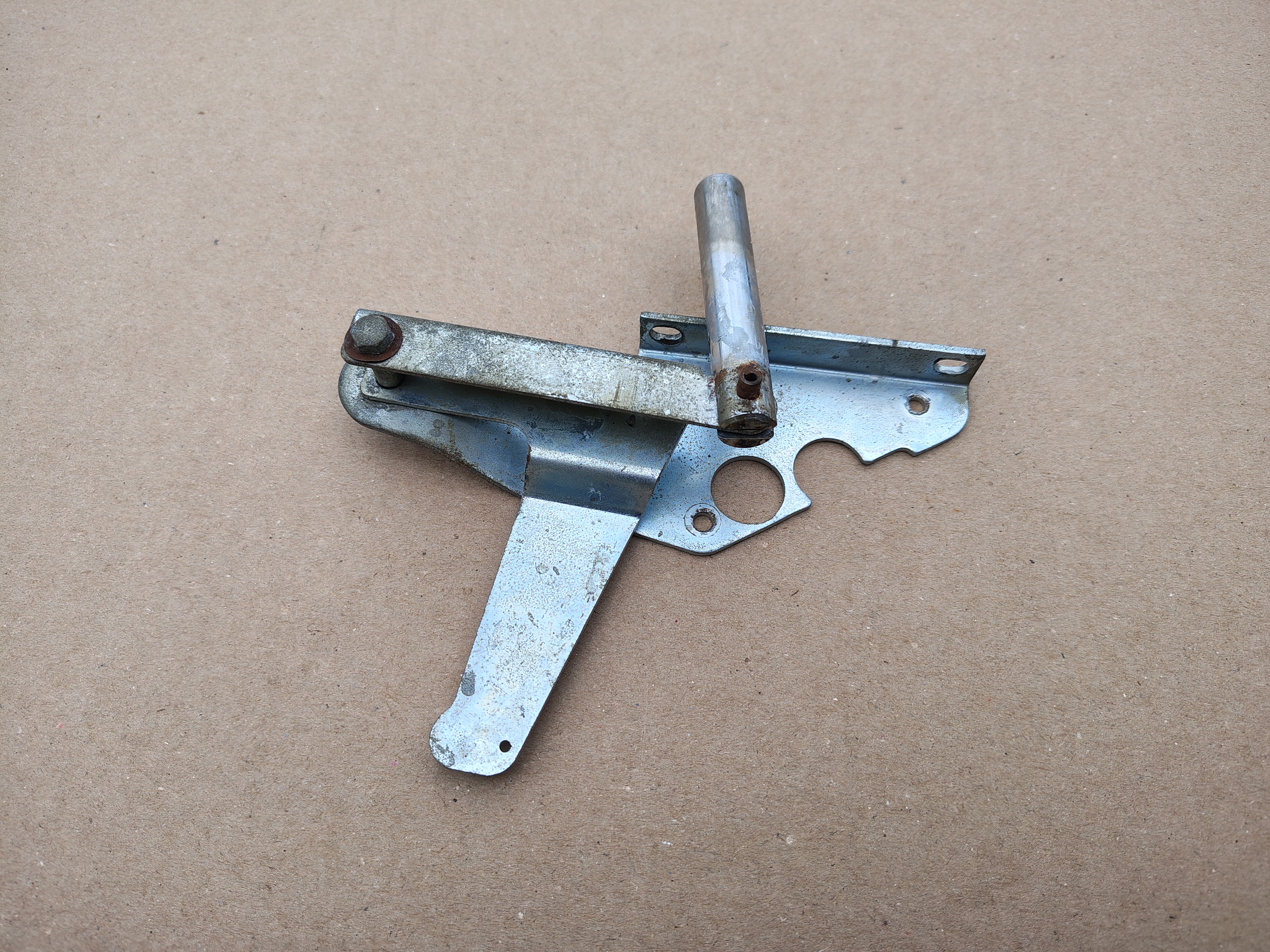 Coin Return Button/ Bracket (Rock-ola 414/ Capri II (1964)