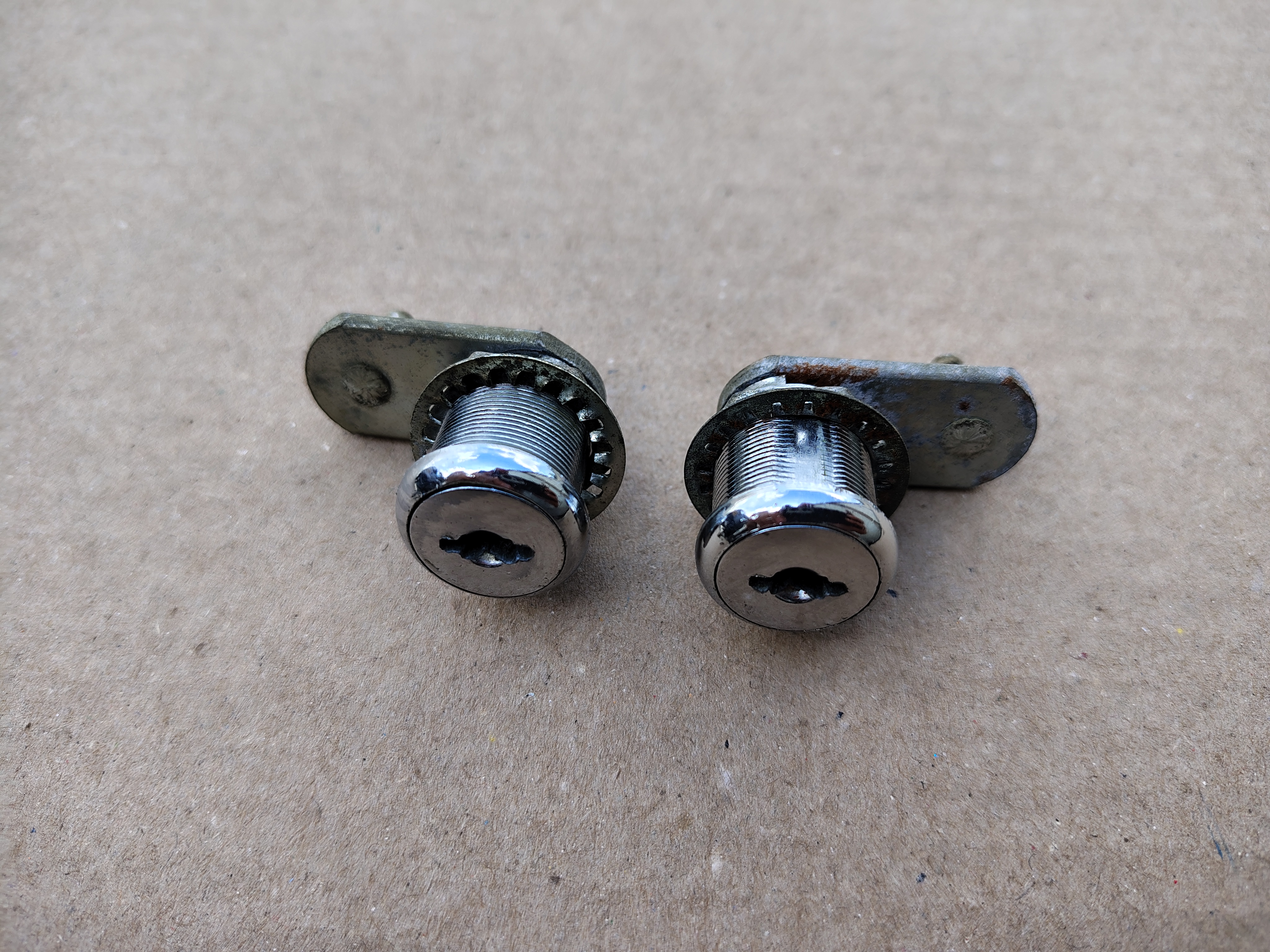 2x Lock/ LH- RH (Seeburg Showcase)