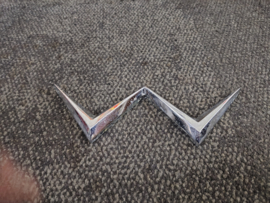 "W"/ Emblem (Wurlitzer 2700/ 2710)