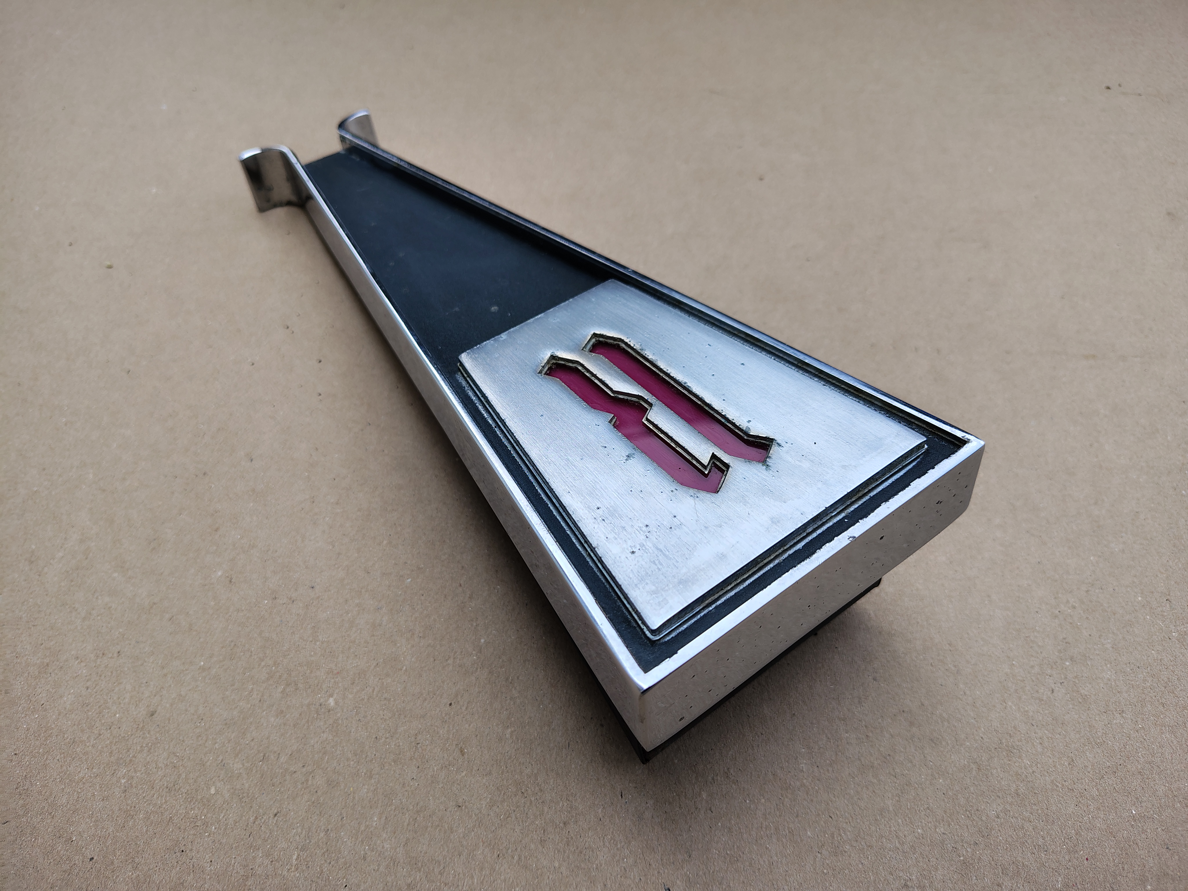 Ornament/ Front Grille (Rock-ola 418S/ Rhapsody (1964)