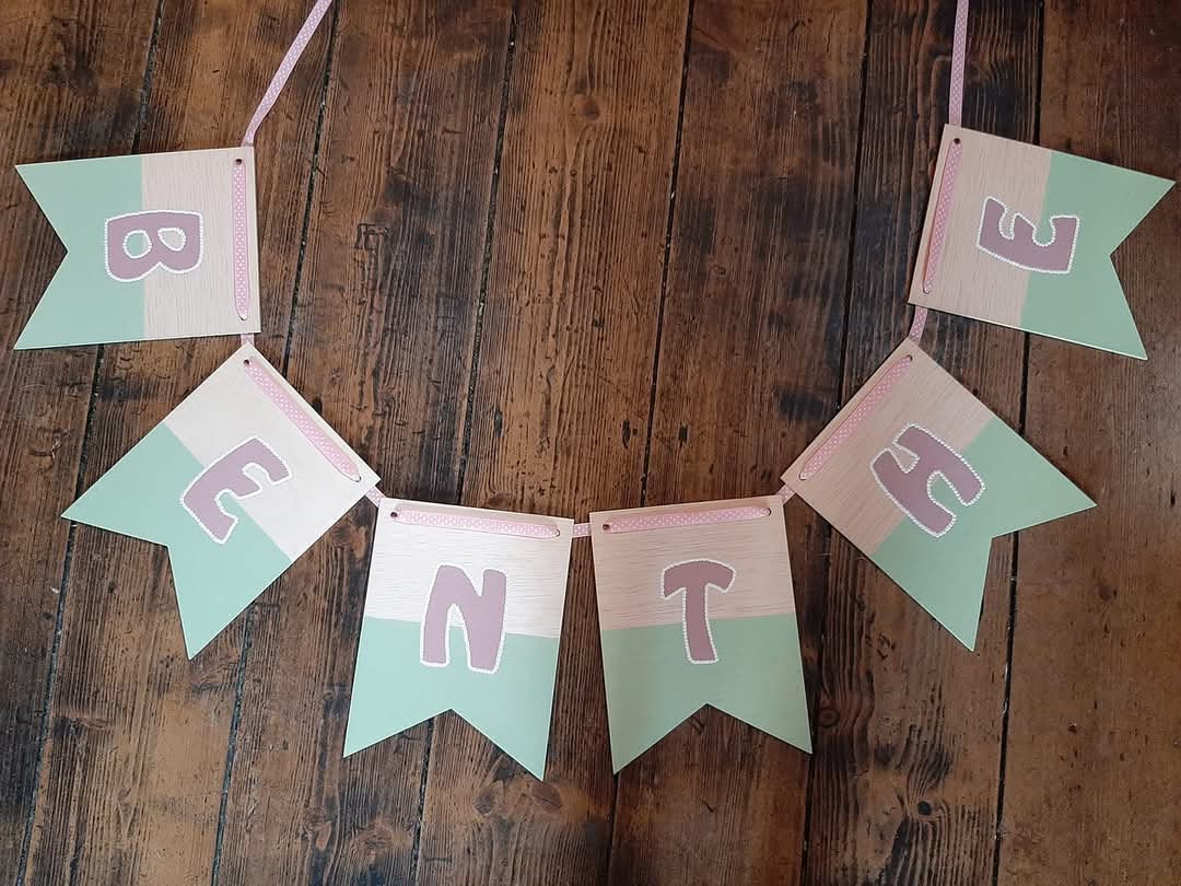Houten vlaggenlijn met naam mint/ roze