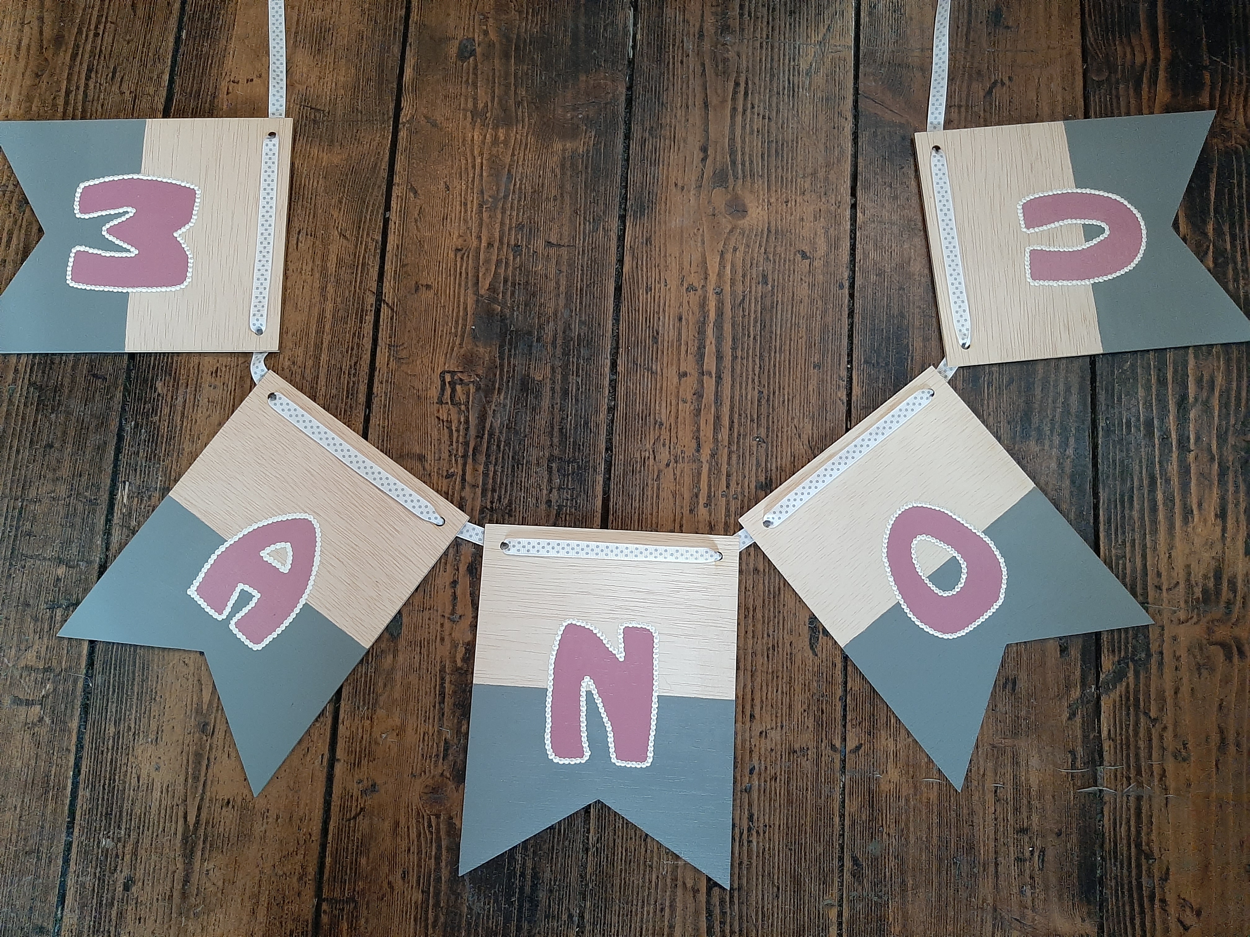 Houten vlaggenlijn met naam grijs/roze