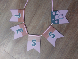 Houten vlaggenlijn met naam en bosdiertje, Tess