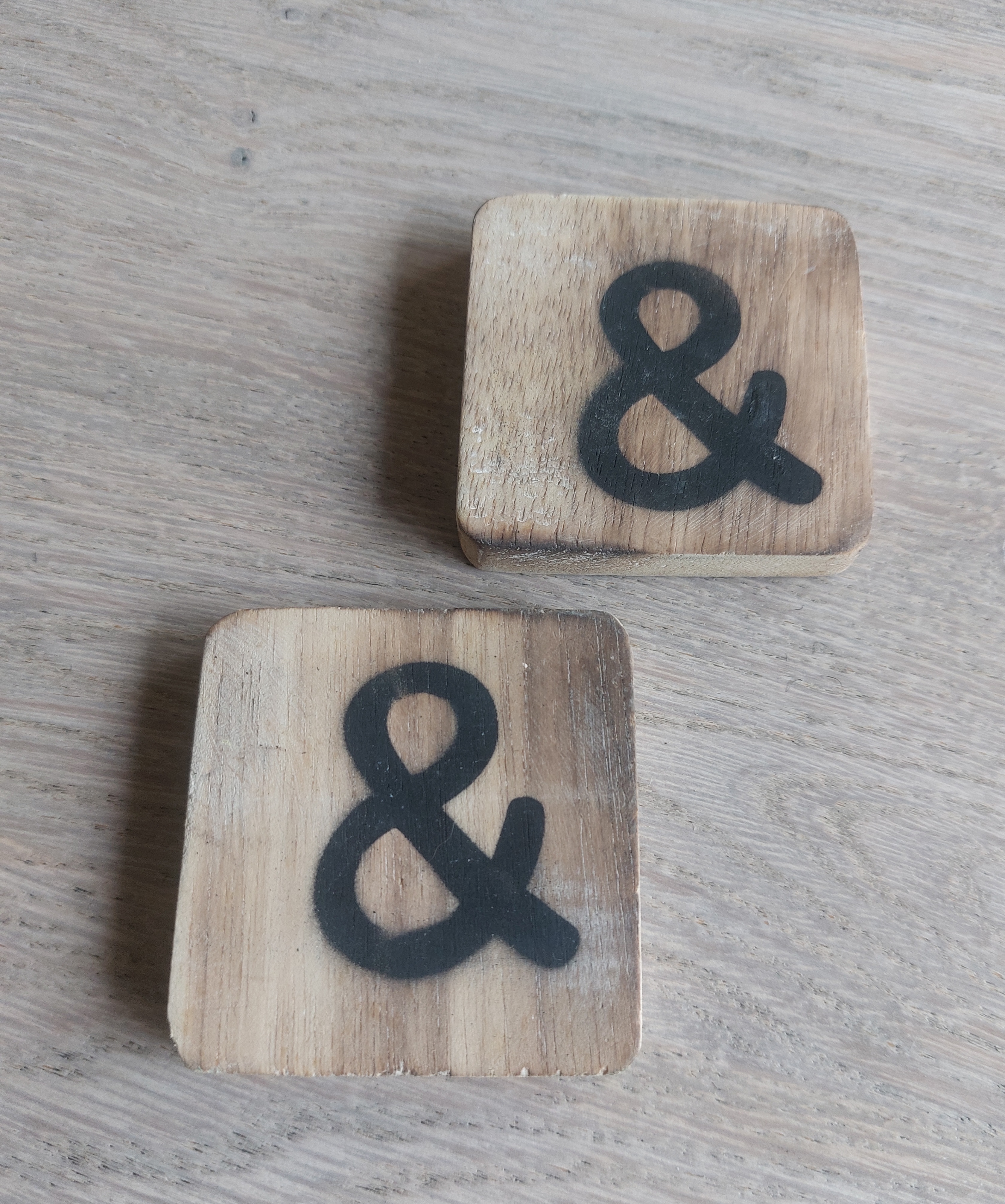 Houten &-teken, naturel