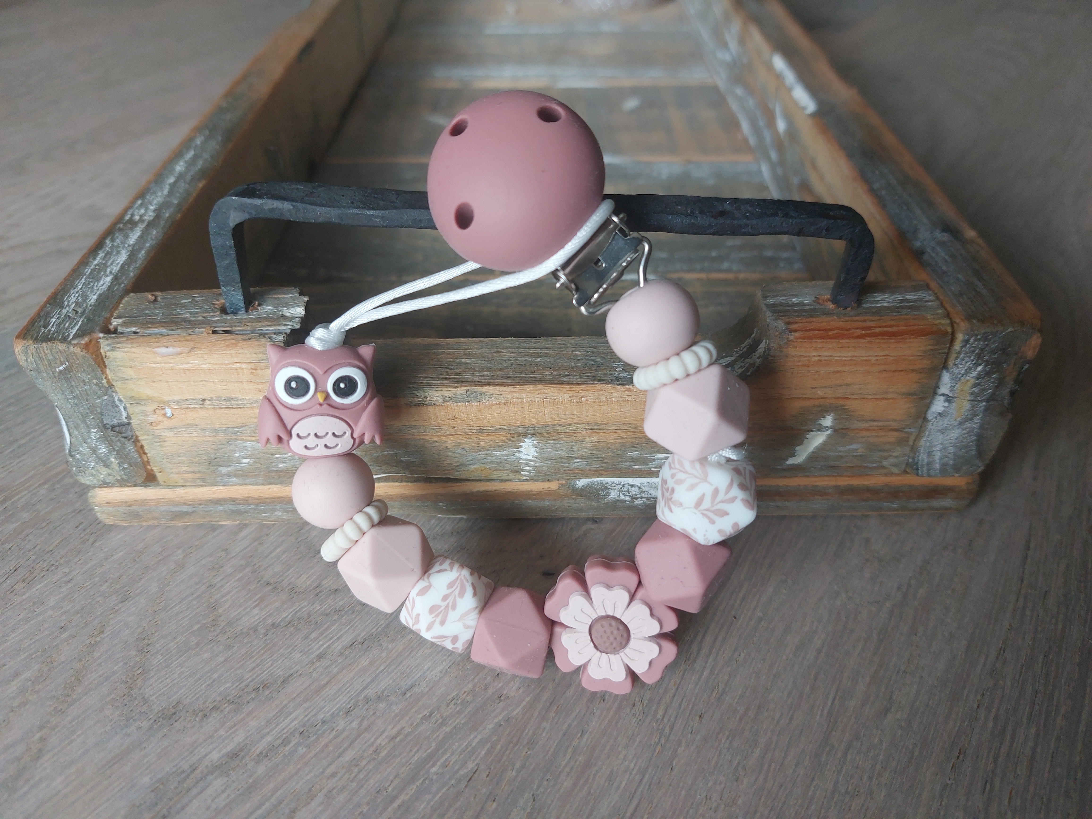 Speenkoord uil en bloem roze (wit koord)