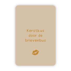 Kerstkaartje 'Kerstkus door de brievenbus' (zand) | goudfolie