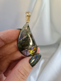 Labradorite pendant (gold)