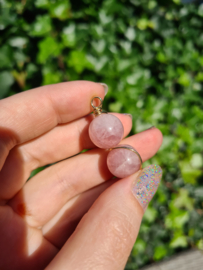 Rose quartz pendant (gold)