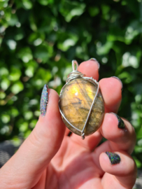 Labradorite pendant (gold)