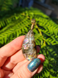 Labradorite pendant (gold)