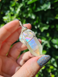 Aura coated kaarskwarts hanger (silver plated)