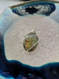 Labradorite pendant (gold)