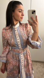 Jurk met pasteltinten en riem