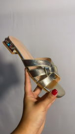 Slippers goud met stenen in hak