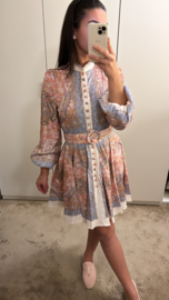 Jurk met pasteltinten en riem