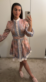Jurk met pasteltinten en riem