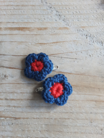 Gemaakt bloemetjes " blauw/rood"