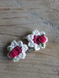 Gemaakt bloemetjes " wit /roze "