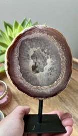 Agaat met geode op standaard
