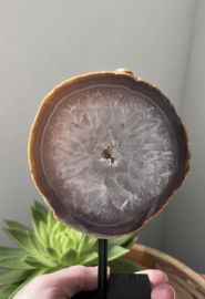 Agaat met geode op standaard