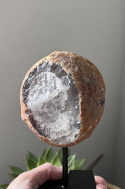 Agaat met geode op standaard